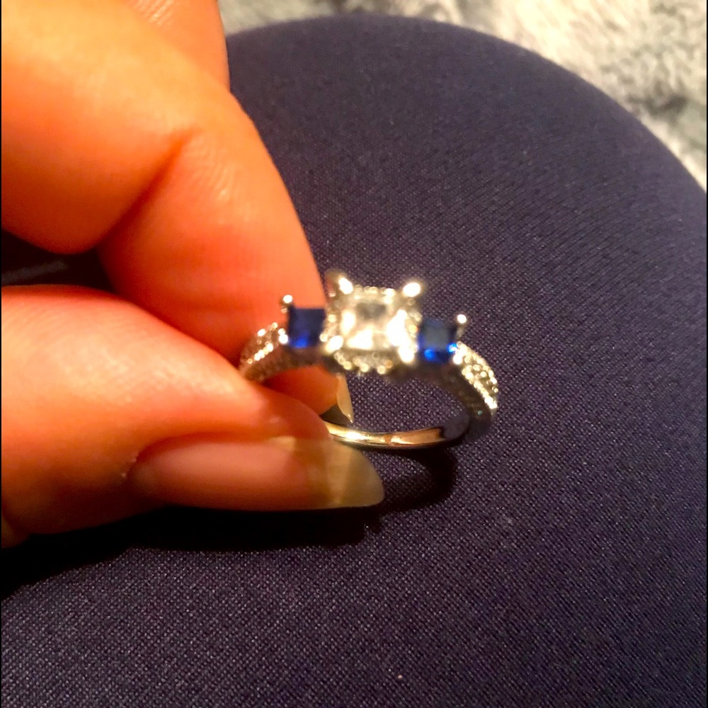 Ring white gold with blue sapphire